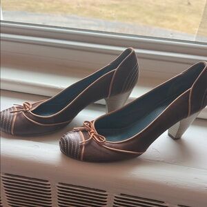 Size 40. Brown Round-Toe Heels with Contrast Piping
